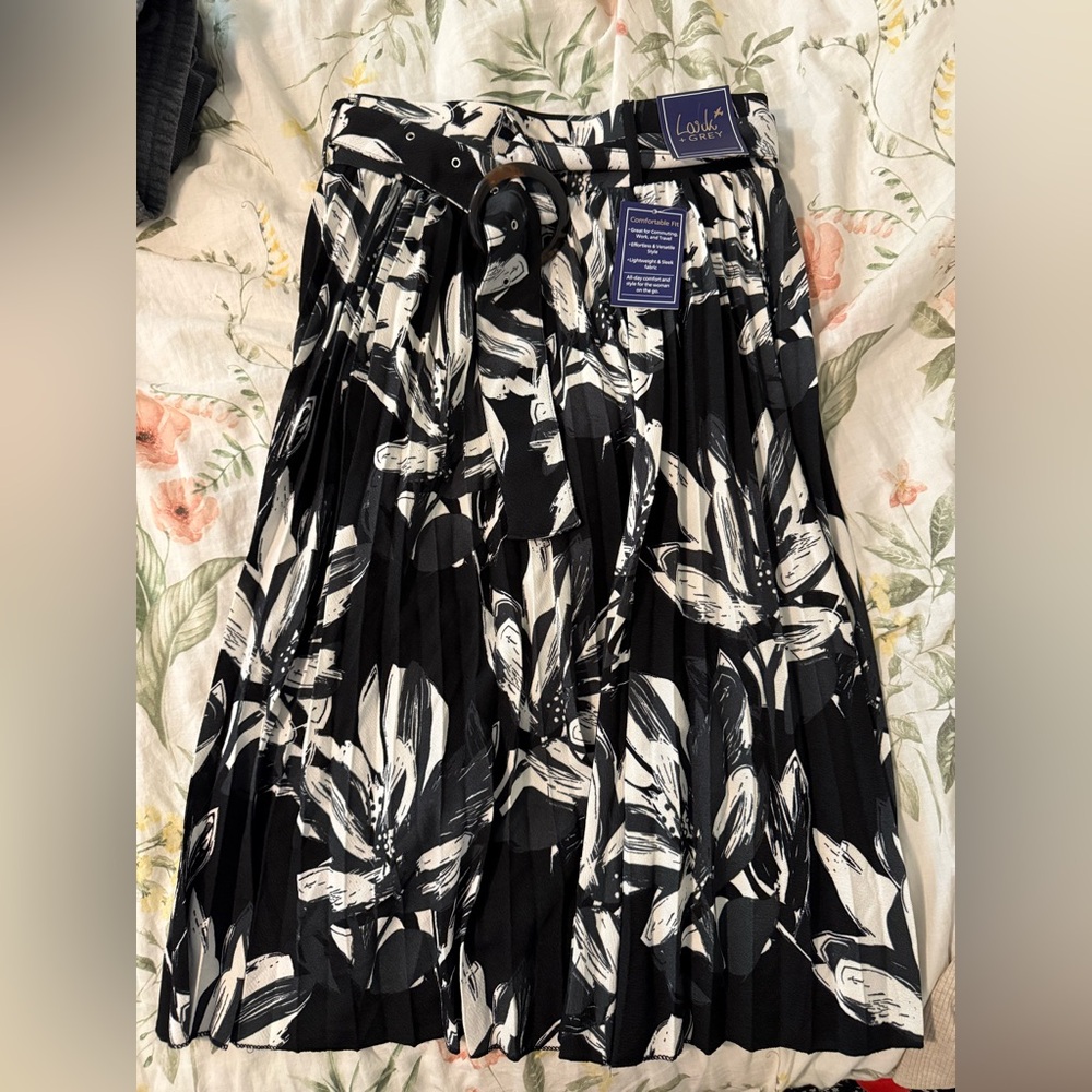 Lou & Grey Black and White Floral Pleated Skirt